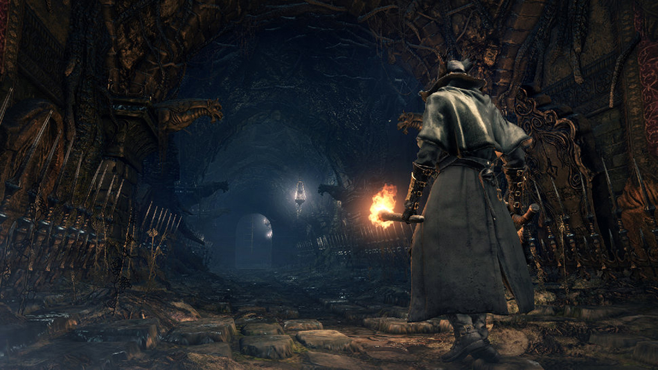 Captura de pantalla del juego de Bloodborne, que muestra al Cazador sosteniendo un arma y una antorcha.