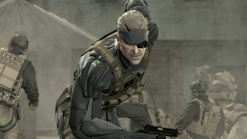 Captura de pantalla del juego de MGS 4 con Old Snake corriendo. Puedes jugarlo en PS5 o PS4.